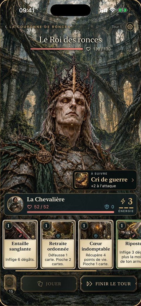 Combat de boss contre le Roi des ronces. Il annonce un cri de guerre. En dessous, la Chevalière et sa main de cartes.